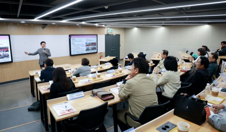 이상일 용인특례시장이 지난 31일 강남대학교 글로벌리더 최고경영자과정 수강생을 대상으로 특강을 진행하고 있다. 용인시 제공