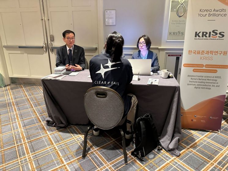 이호성 한국표준연구원장과 박혜린 국제협력실장이 지난달 31일 미국 보스턴에서 열린 인재유치 행사 중 상담을 하고 있다. 사진=표준연