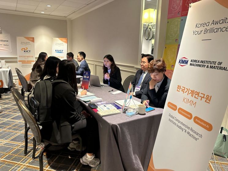 류석현 한국기계연구원장이 지난달 31일 미국 보스턴에서 열린 인재유치 행사 중 상담을 하고 있다. 사진=NST