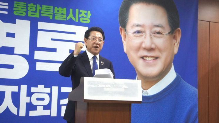 김영록 전남도지사가 지난달 10일 오전 광주광역시의회 브리핑룸에서 전남광주통합특별시장 출마 기자회견을 열고 발언하며 주먹을 들어 보이고 있다. 송보현 기자