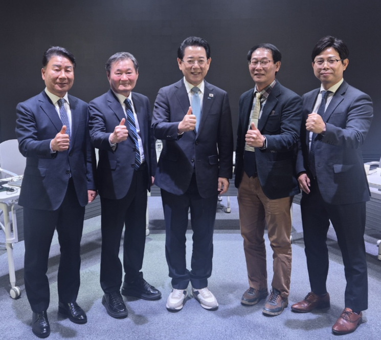 16일 오전 광주 남구 CGI센터 내 스튜디오에서 열린 전남광주통합특별시장 후보 토론회에서 김우관 아시아경제 호남취재본부장, 노해섭 위키트리 호남본부장, 김영록 후보, 최동환 딜사이트경제TV 본부장, 서인주 헤럴드경제 부장,(왼쪽부터)이 기념촬영을 하고 있다. 송보현 기자