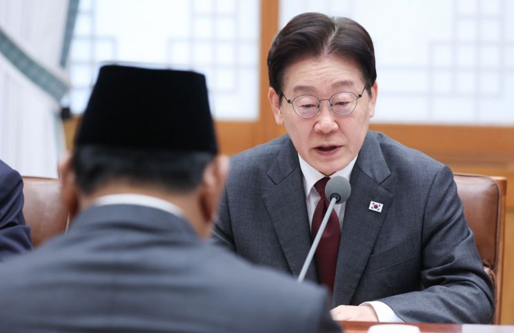 이재명 대통령이 1일 청와대에서 열린 프라보워 수비안토 인도네시아 대통령과의 확대 정상회담에서 발언하고 있다. 2026.4.1 연합뉴스