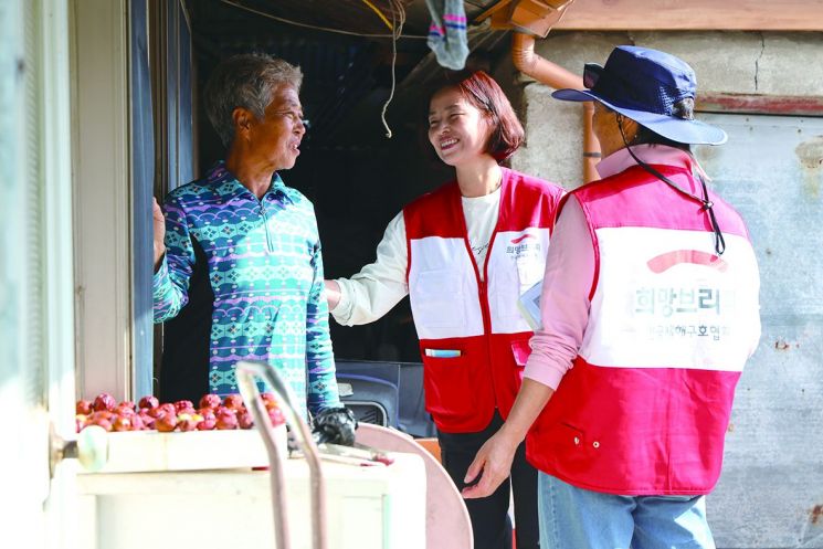 희망브리지 전국재해구호협회 직원들이 구호활동을 펼치고 있다. 희망브리지