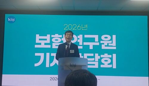 김헌수 보험연구원장이 1일 기자간담회에서 '생산적 금융의 주춧돌'로서 보험의 역할을 강조하고 있다. 문채석 기자