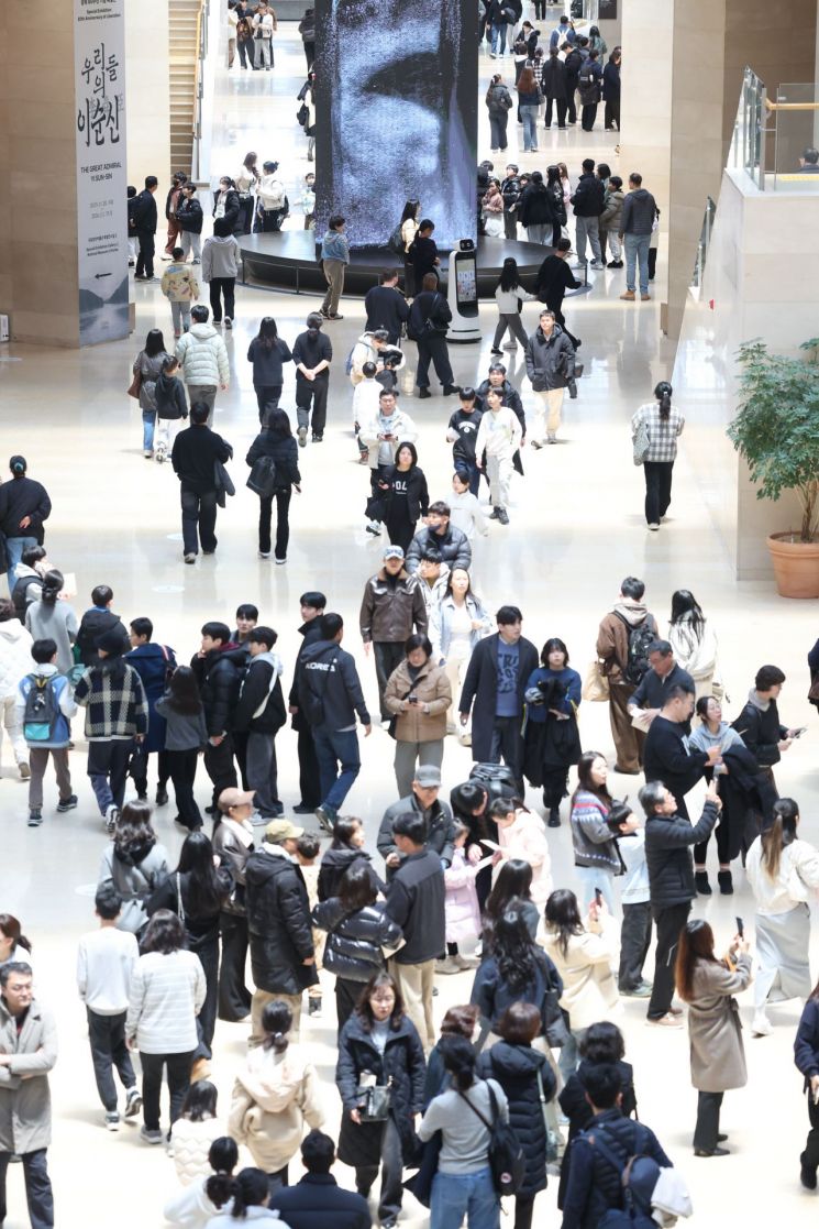 서울 용산구 국립중앙박물관에서 관람객들이 전시실을 오가고 있다. 연합뉴스