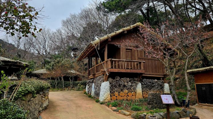 완도 청해포구 촬영장은 드라마와 역사, 문화가 있는 교육 체험의 공간이며, 전국적인 관광 명소로 알려져 있다. 이준경 기자