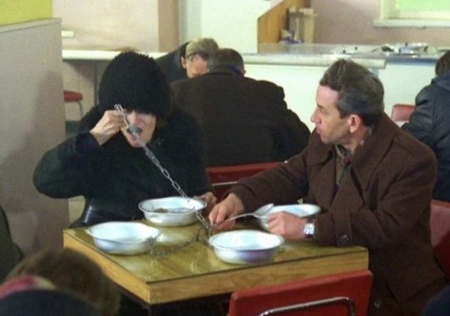 1980년대에 개봉한 폴란드 공산주의 풍자 영화 '테디베어'의 한 장면. 당시 우유 식당의 형편없는 서비스를 꼬집은 내용. 컬처 폴란드 홈페이지 캡처
