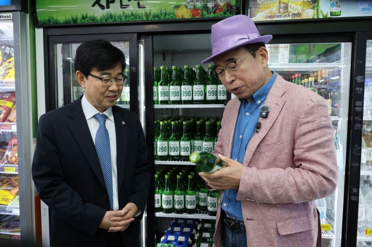 인태연 소진공 이사장(왼쪽)과 조웅래 선양 회장이 '착한 소주'를 들고 사진 촬영을 하고 있다. 소진공