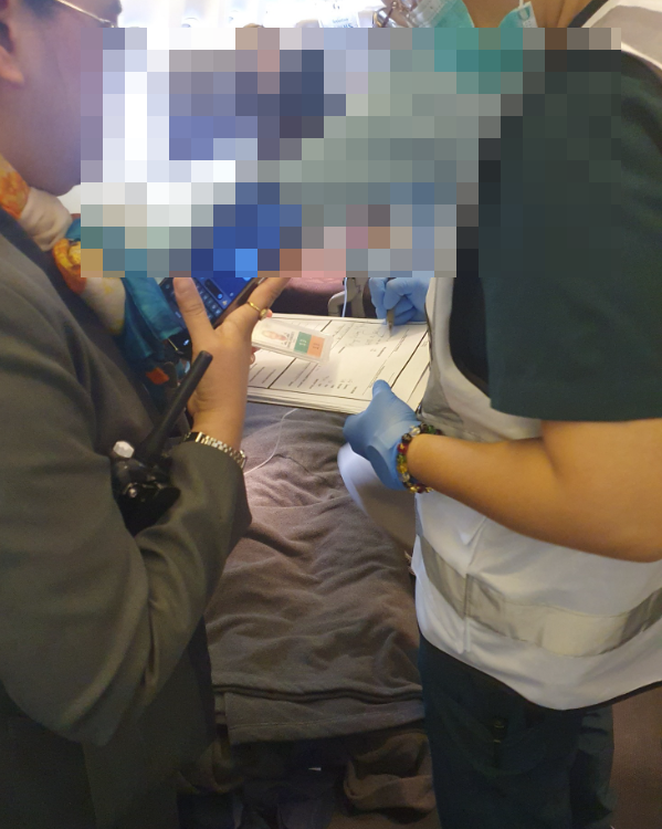 한국 의사 7명이 기내에서 심정지가 온 외국인 여성을 구한 사연이 알려졌다. 김정환 서울 강남을지대병원 교수 페이스북