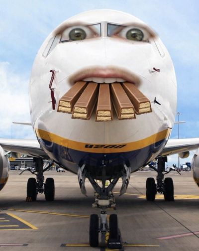 라이언에어가 SNS에 게시한 킷캣을 물고 있는 여객기 이미지. 라이언에어 X