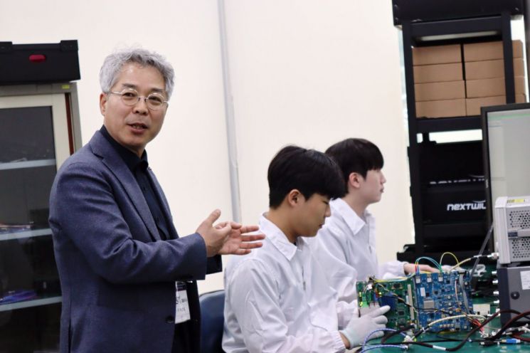Seo Wonki, CEO of Nexwil, explained the process of inspecting the performance of electronic circuit boards (PCBs) at the Nexwil factory in Yuseong-gu, Daejeon on the 30th of last month. Innobiz Association
