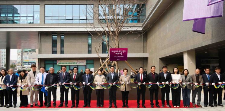 이상일 시장 등 관계자들이 1일 '보정미르휴먼센터 개관식'에서 테이프 커팅식을 하고 있다. 용인시 제공