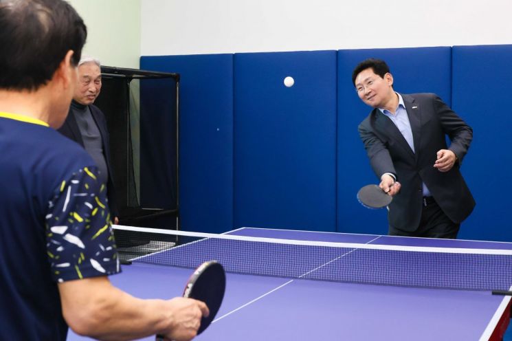 이상일 용인특례시장이 1일 정식 운영을 시작한 '보정미르휴먼센터'에 마련된 탁구장을 방문해 시설을 점검했다. 용인시 제공