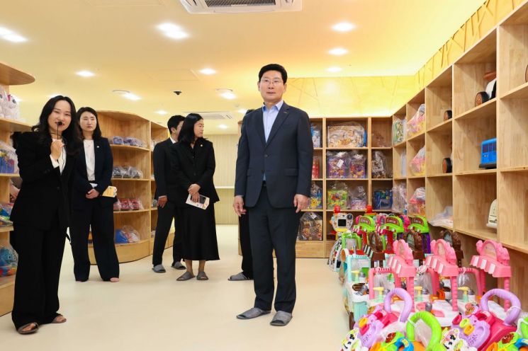 이상일 용인특례시장이 1일 운영을 시작한 '보정미르휴먼센터'에 마련된 장난감 도서관 시설을 둘러보고 있다. 용인시 제공
