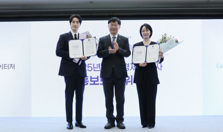 1일 서울 중구 프레스센터에서 열린 국가데이터처 2025년 기준 경제총조사 홍보모델 위촉식에서 안형준 국가데이터처장이 홍보모델들과 위촉 기념촬영을 하고 있다. 왼쪽부터 배우 이준혁, 안형준 국가데이터처장, 박선영 아나운서. 국가데이터처