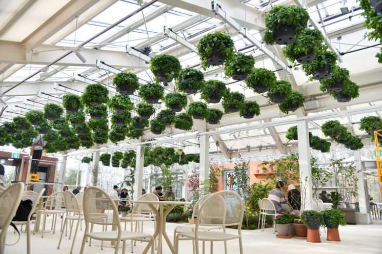 꽃과 식물이 어우러지게 꾸며진 정원지원센터와 카페포레스트 내부. 노원구 제공.