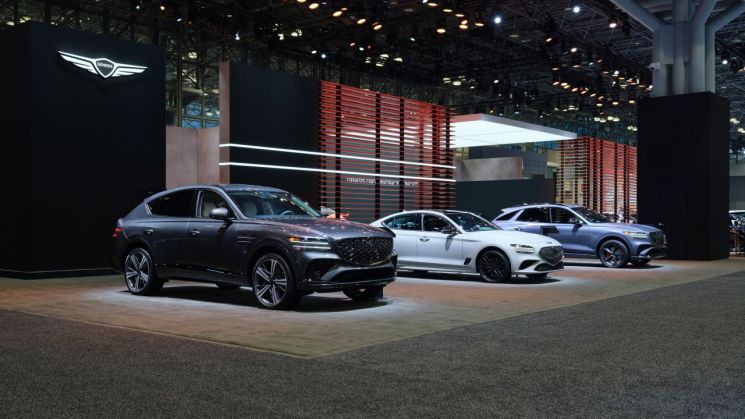 2026 뉴욕 국제 오토쇼 내 제네시스 부스 전경. 현대차