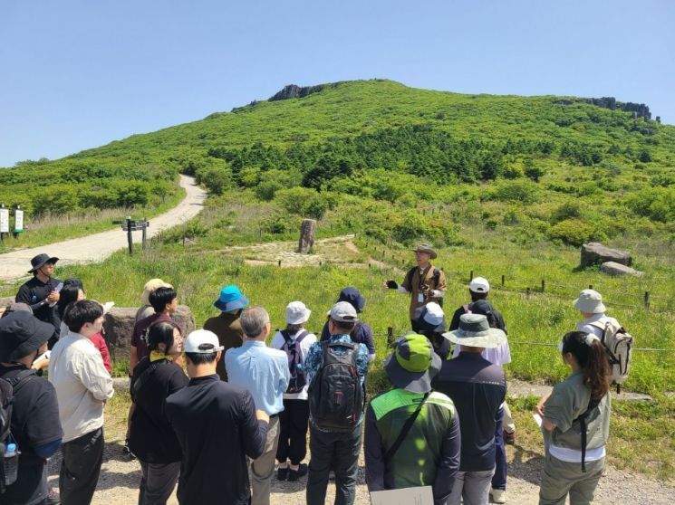 光州市为宣传无等山地区世界地质公园价值而运营的地质与生态教育项目，正深受市民和学生欢迎。光州市提供