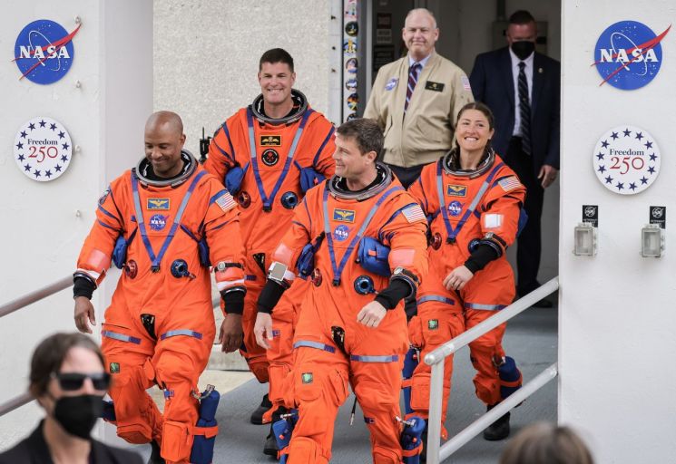 (왼쪽부터)빅터 글로버와  제레미 핸슨, 리드 와이즈먼과 크리스티나 코크가 아르테미스 2호에 탑승하기 위해 플로리다주 케네디우주센터에서 도보로 이동하고 있다. EPA연합뉴스