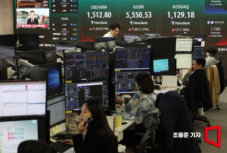 도널드 트럼프 미국 대통령이 미국-이란 전쟁의 ‘2~3주 내 종료 방침을 밝힌 가운데 이란 전쟁과 관련한 대국민 연설을 예고한 2일 서울 중구 하나은행 본점 딜링룸에서 직원이 증시와 환율, 코스닥 등을 모니터하고 있다. 이날 코스피는 전 거래일 대비 1.33% 오른 5551.59에 코스닥은 1.25% 상승으로 출발했다. 2026.4.1 조용준 기자