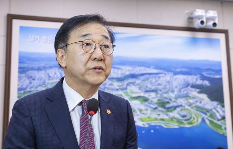 김윤덕 국토교통부 장관이 1일 국회에서 열린 국토교통위원회 전체 회의에서 법안 의결 인사말을 하고있다. 연합뉴스