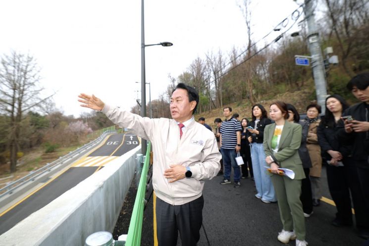 이성헌 서대문구청장이 1일 금화터널 상부에서 공사 과정을 설명하고 있다. 서대문구 제공