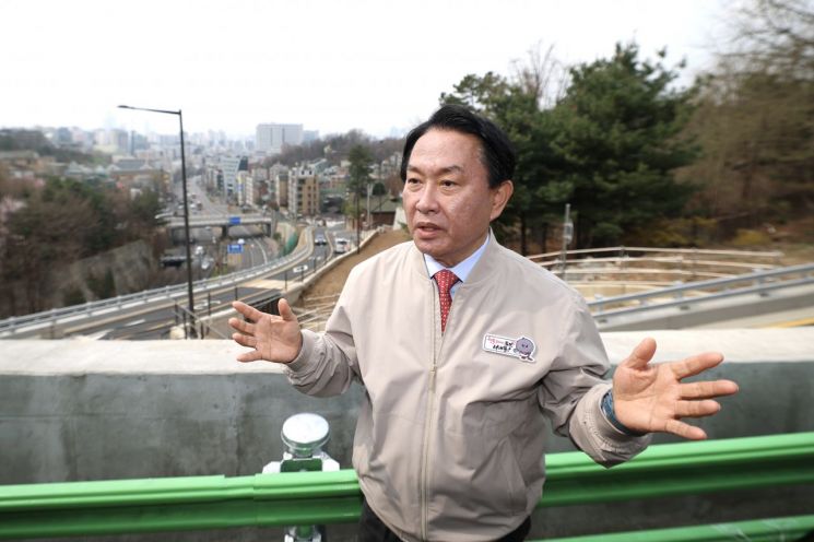 이성헌 서대문구청장이 1일 금화터널 상부에서 구의 교통망과 도시공간 구상에 대해 설명하고 있다. 서대문구 제공.