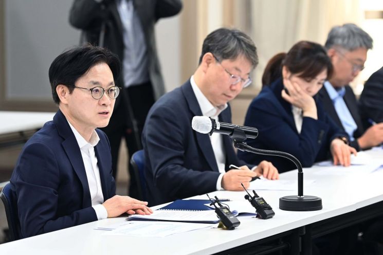 김정관 산업통상부 장관(맨 왼쪽)이 2일 서울 영등포구 중소기업중앙회에서 열린 '중동전쟁 관련 업종별 석화제품 수급상황 점검회의'에서 모두발언을 하고 있다. 산업통상부.