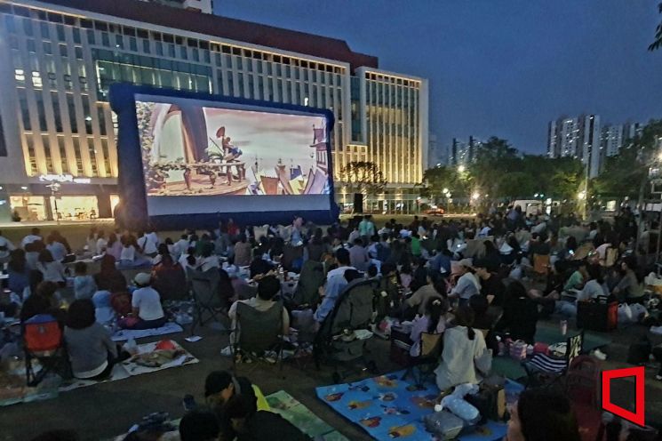 부천시청 잔디광장에서 열린 '오픈시네마'에서 시민들이 영화를 관람하고 있다. 부천시 제공