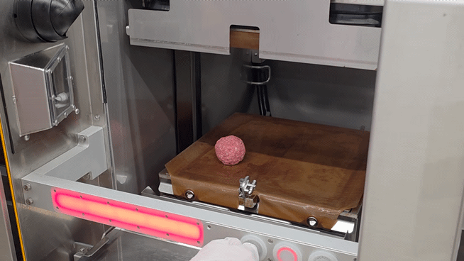 서울 성동구 에니아이 연구실에서 '알파그릴'이 상하판 그릴을 압착하며 쇠고기 패티를 굽고 있다. 김대현 기자