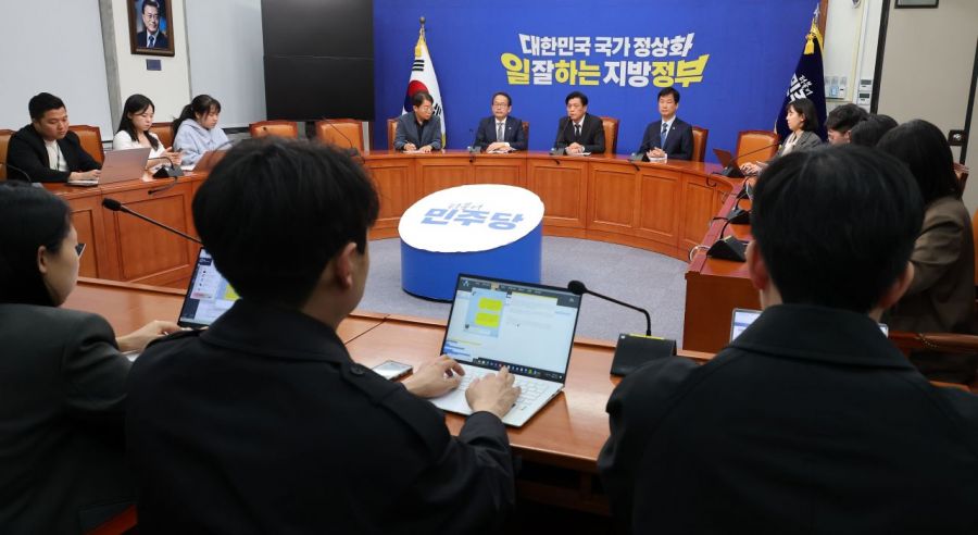 더불어민주당 조승래 사무총장이 1일 국회에서 열린 비공개 최고위원회의를 마친 뒤 결과를 발표하고 있다.    민주당은 이날 금품 제공 의혹이 파악된 김관영 전북도지사에 대해 최고위원 만장일치로 제명한다고 밝혔다. 2026.4.1 연합뉴스