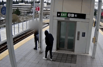 범행 직후 용의자는 현장을 빠르게 벗어나 도주했다. 피해자는 즉시 뒤쫓으며 저지하려 했지만 붙잡지 못한 것으로 전해졌다.  King County Superior Court