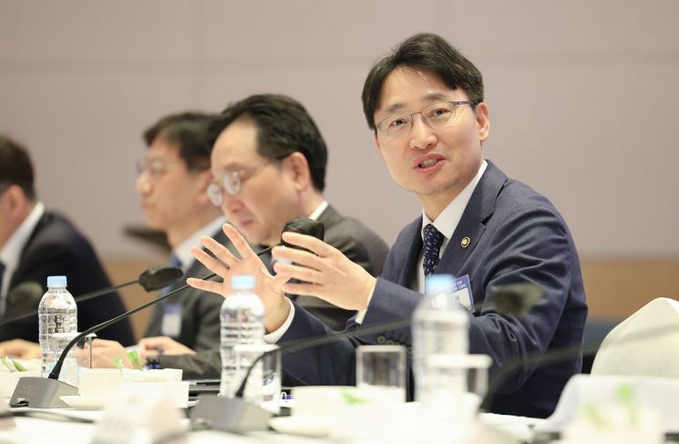 임광현 국세청장이 2일 한국경제인협회 초청 간담회에 참석해 정기 세무조사 시기선택제 등 세무조사 혁신방안을 발표하고 있다. 국세청