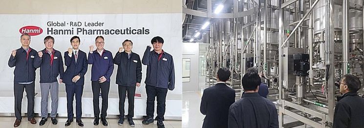 1일 한미약품 황상연 신임 대표가 평택 바이오플랜트를 방문해 바이오 의약품 생산 현장을 살피고,임직원들과 기념사진을 촬영하고 있다. 한미약품