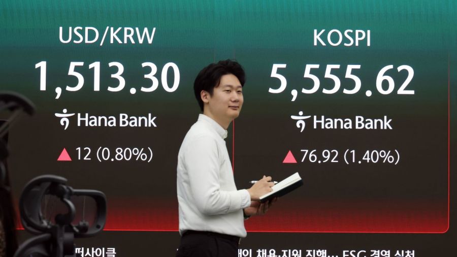 2일 서울 중구 하나은행 본점 딜링룸에서 직원이 증시와 환율, 코스닥 등을 모니터하고 있다. 이날 코스피는 전 거래일 대비 1.33% 오른 5551.59에 코스닥은 1.25% 상승으로 출발했다.조용준 기자
