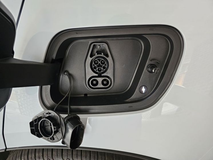 EX30 충전구 모습. 이승진 기자