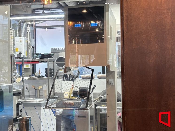 경기 수원시 팔달구의 한 고깃집에서 비욘드허니컴의 '그릴X'가 그릴에 삼겹살을 올린 뒤 눈을 감은 표정을 짓고 있다. 황서율 기자