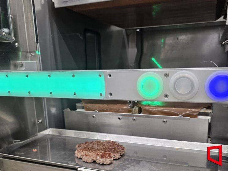 서울 성동구 에니아이 연구실에서 '알파그릴'이 쇠고기 패티를 구워내 스스로 쟁반에 올려놓고 있다. 김대현 기자