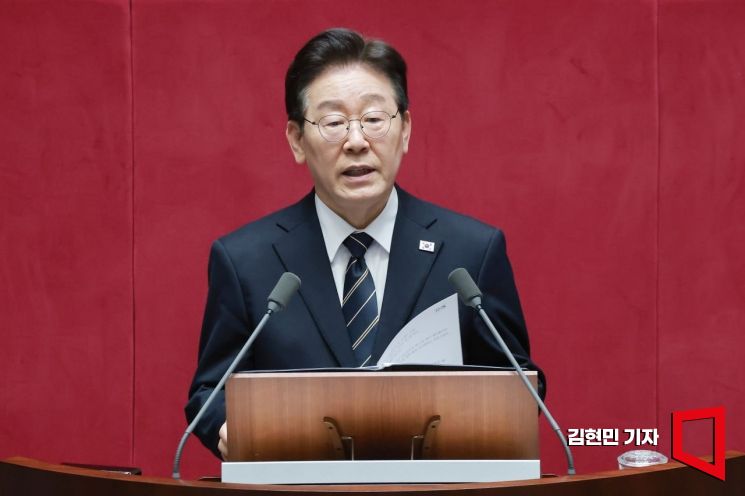 이재명 대통령이 2일 국회 본회의장에서 2026년도 추가경정예산안 시정연설을 하고 있다. 2026.4.2 김현민 기자
