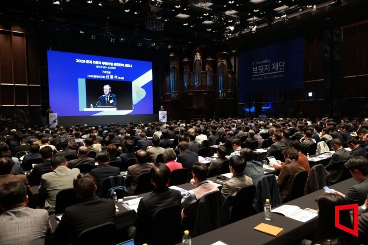 신용석 HMG경영연구원 원장(부사장)이 2일 서울 양재동 엘타워에서 열린 '춘계 자동차부품산업 발전전략 세미나'에서 기조강연을 하고 있다. 케이모빌리티브릿지재단