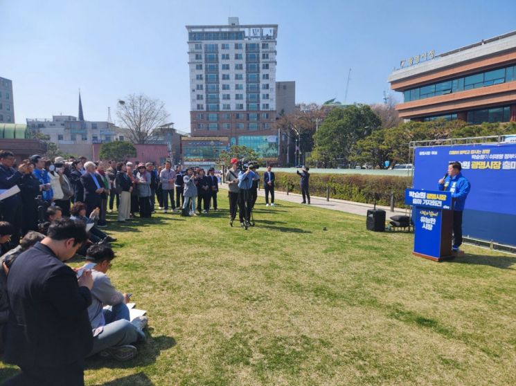 박승원 광명시장이 2일 광명시청 잔디광장에서 기자회견을 열고 제9회 전국동시지방선거 출마를 공식 선언하고 있다. 이종구 기자