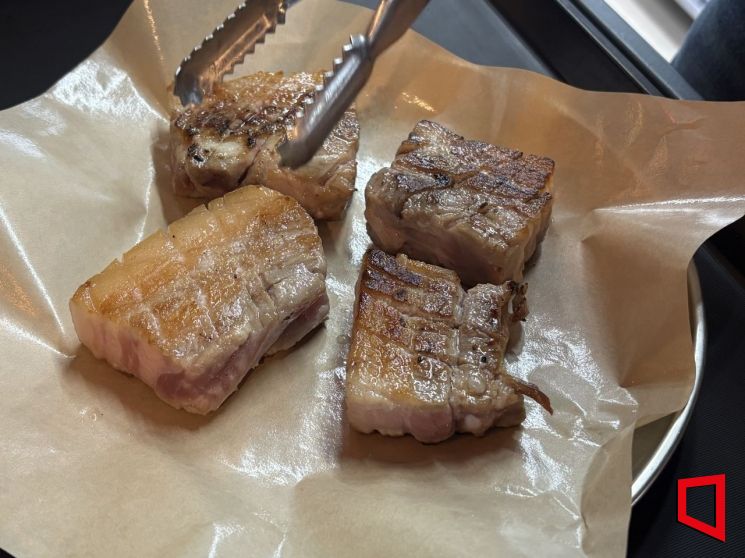 경기 수원시 팔달구의 한 고깃집에서 비욘드허니컴의 '그릴X'가 약 3분만에 구워낸 삼겹살 네덩이가 손님에게 나갈 접시에 담기고 있다. 황서율 기자