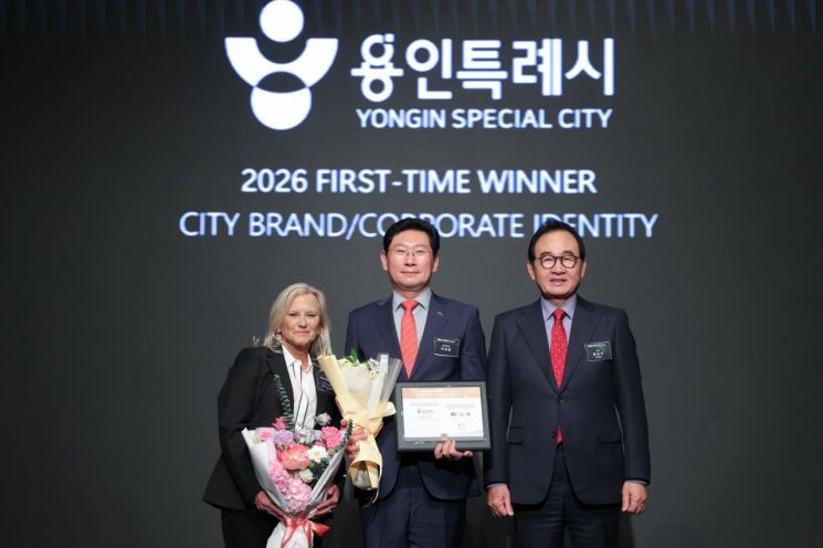 이상일 용인특례시장(가운데)이 2일 서울 롯데호텔에서 열린 ‘2026 뉴욕페스티벌 대한민국-국가브랜드 대상’에서 반도체산업 선도 도시 부문 등 2관왕을 차지한 뒤 관계자들과 기념사진 촬영을 하고 있다. 용인시 제공