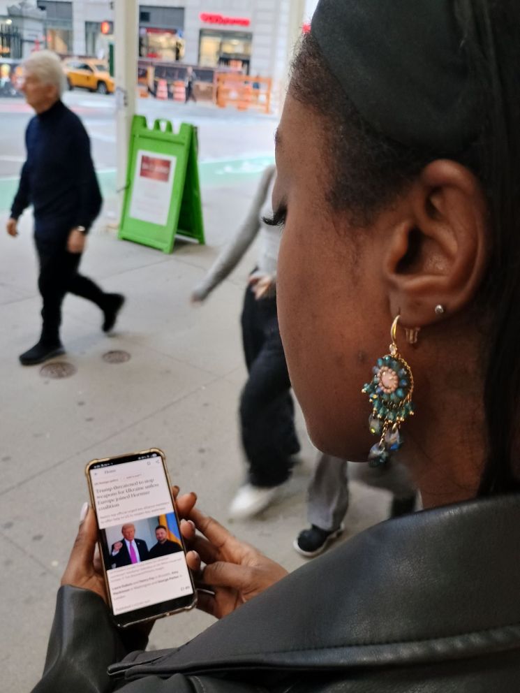 한 뉴욕 시민이 도널드 트럼프 미국 대통령과 관련된 기사를 읽고 있다. 황윤주 뉴욕 특파원