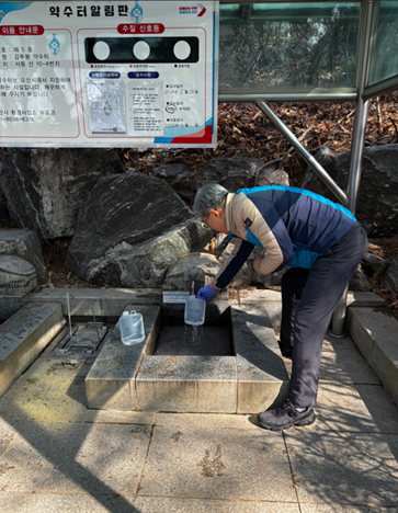 京畿道保健环境研究院正在为山泉水水质检测采集水样。京畿道保健环境研究院提供