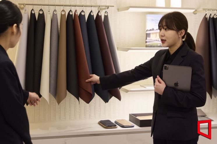 JLR코리아 관계자가 2일 천일오토모빌 강남 전시장 SV 비스포크 스튜디오에서 비스포크 서비스를 소개하고 있다. JLR코리아