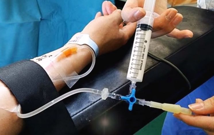 환자에게 프로포폴을 주사하고 있는 모습. SNS 캡처