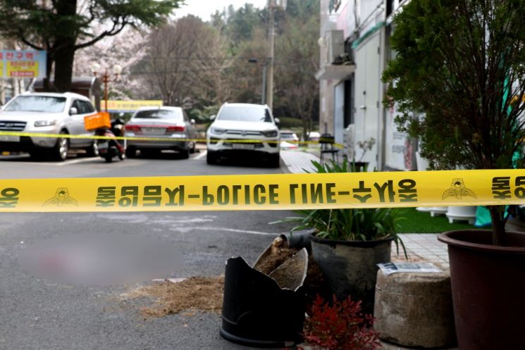 사건 현장인 창원시 성산구 한 아파트 인근 주차장. 연합뉴스