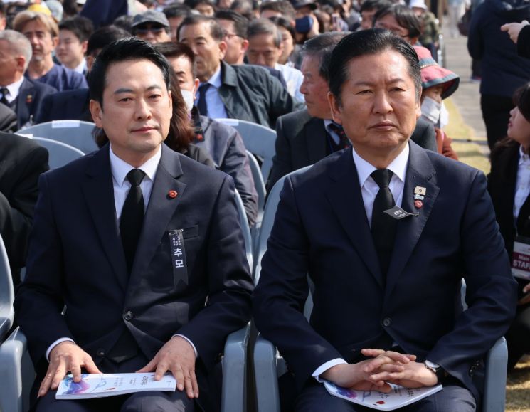 더불어민주당 정청래 대표와 국민의힘 장동혁 대표가 3일 제주 4·3 평화공원에서 열린 제78주년 제주 4·3 희생자 추념식에 참석해 있다. 2026.4.3     uwg806@yna.co.kr 연합뉴스