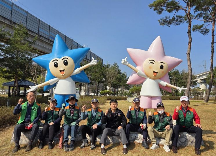 영천시 서부동 자율방재단(단장 권호군) 단원 10여 명이 유정숲 일원에서 환경정화 활동을 실시한 뒤 기념 촬영을 하고 있다. 영천시 제공